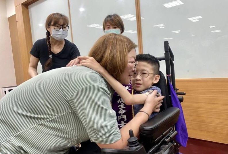 雖然翊倫現在連游泳也會覺得疼痛、喘氣,但他告訴自己,想要活下去就要堅強。