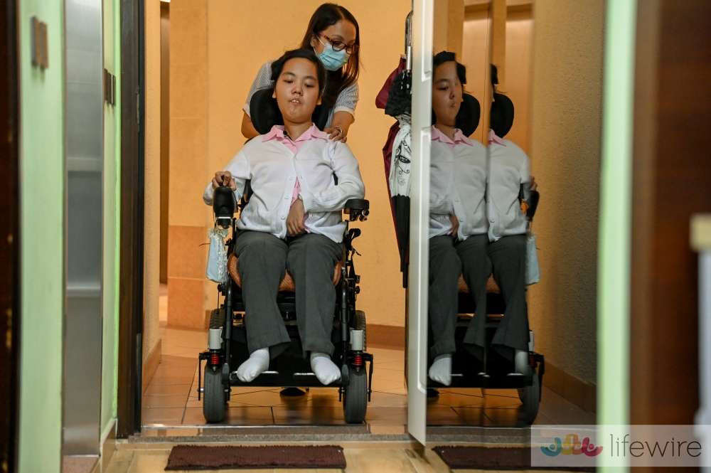 君怡約半歲時,未能像其他嬰兒般坐著或轉身;健康院只告知可能發展稍慢,沒深究或跟進;後因情況持續,四出求醫終確診患有脊髓肌肉萎縮症。