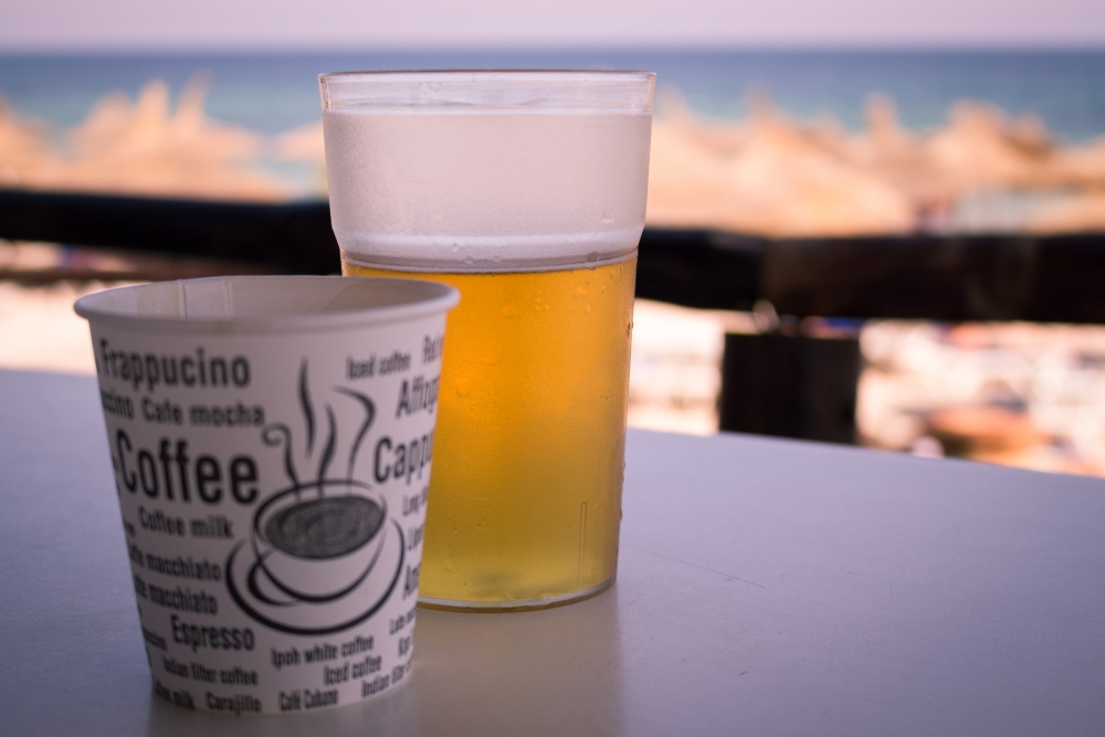 減少攝取酒精或咖啡因有助改善眼皮跳。