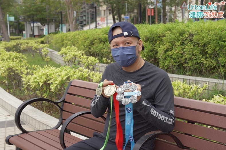 香港著名馬拉松跑手楊錦鴻(金毛)2019年年尾確診肺癌第三期,奮力抗癌一年多後於今早與世長辭,終年51歲。