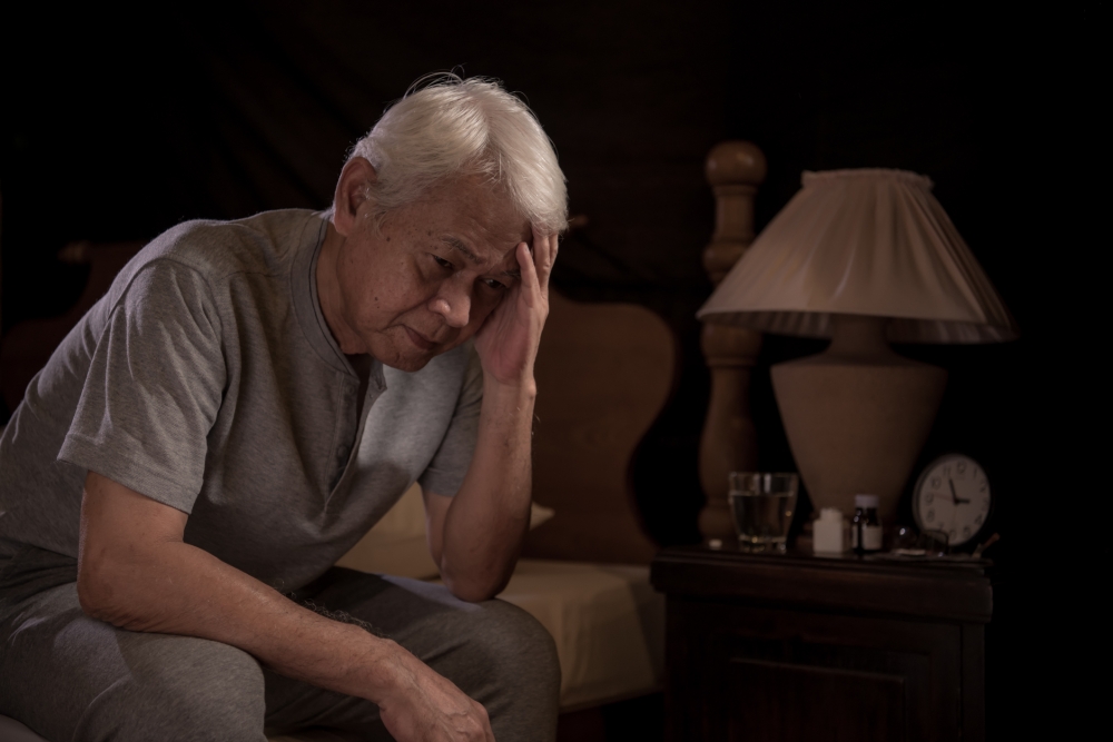 60歲以上者會有較低的睡眠效率,若加上慢性健康等問題,亦會影響晝夜節律,也就更容易半夜失眠了。