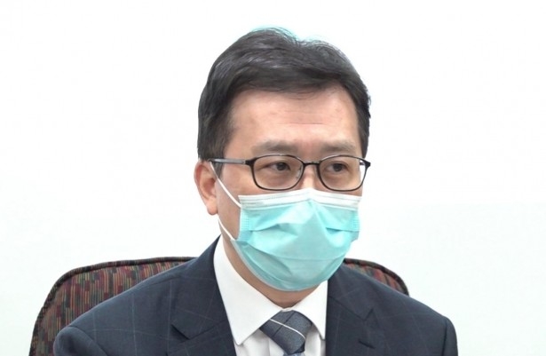 香港醫院藥劑師學會會長崔俊明今早(25日)表示,生產疫苗機器有可能出現疲勞,導致蓋上金屬環時壓力不足,出現包裝瑕疵。