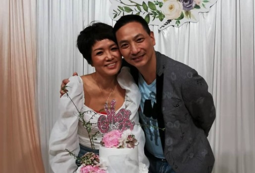 寶珮如日前在社交平台上載了一張與丈夫結婚10周年的照片,但她卻提到「帶著麻痺的手慶祝十週年」