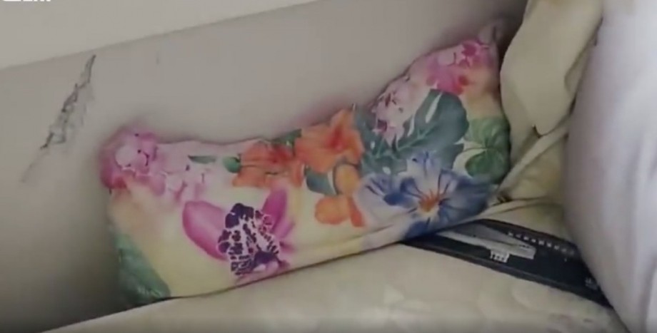 嬰兒父母指平日有用枕頭堵塞床邊縫隙，質疑保姆拿走枕頭。