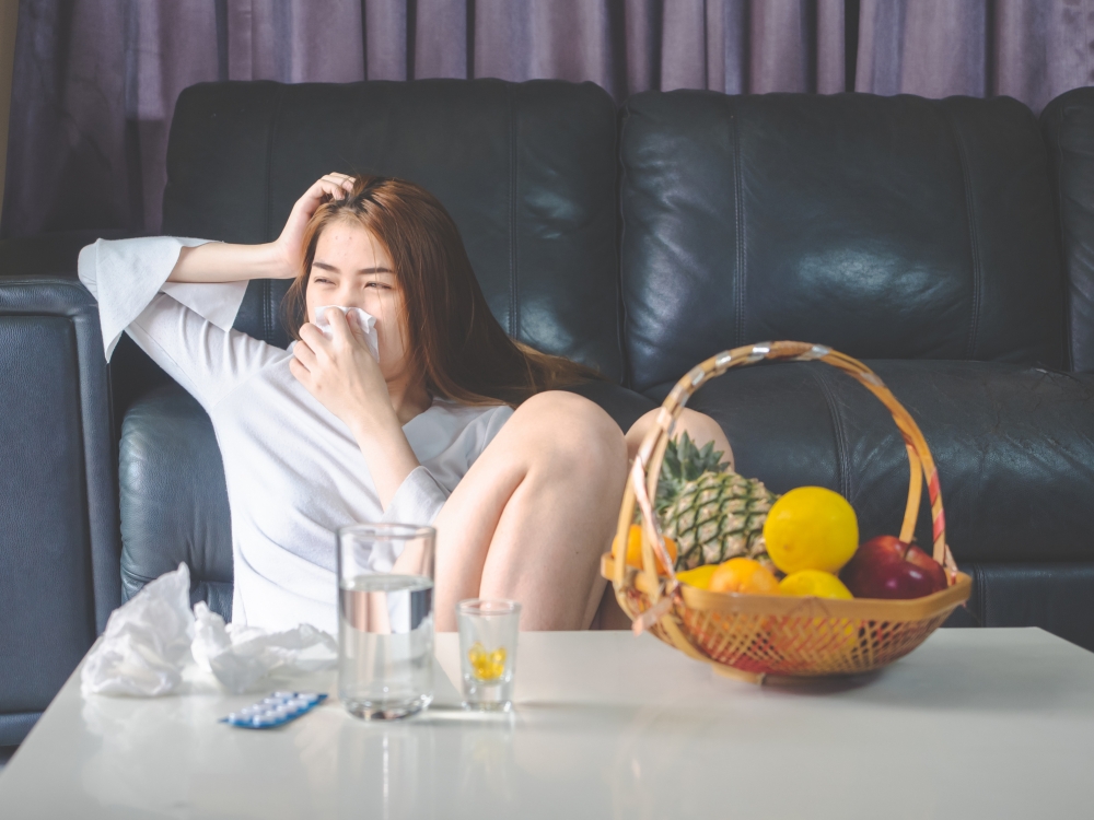 食物過敏一般於短時間內觸發免疫系統反應,並影響身體器官;食物敏感則發生於一個人對某種食物有消化困難的狀況,進而引發脹氣、放屁、腹痛、腹瀉等症狀。