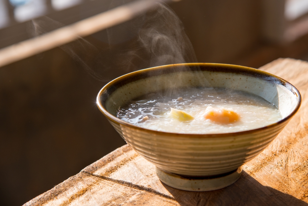 若想要食半固狀類食物以利消化,濕熱浸淫證者可嘗試蓮子冬瓜粥,脾虛濕蘊型者則可食桂花土豆粥。