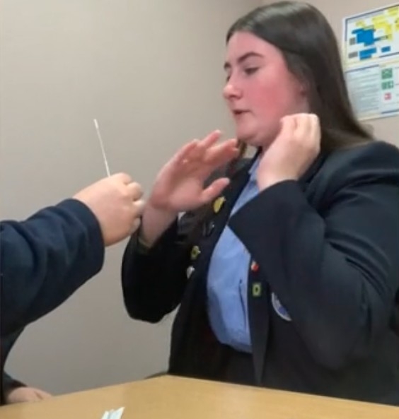 15歲患有妥瑞症的Zara Beth早前上載了一條影片,片中可見其母親正準備為Zara進行鼻拭子病毒檢測。