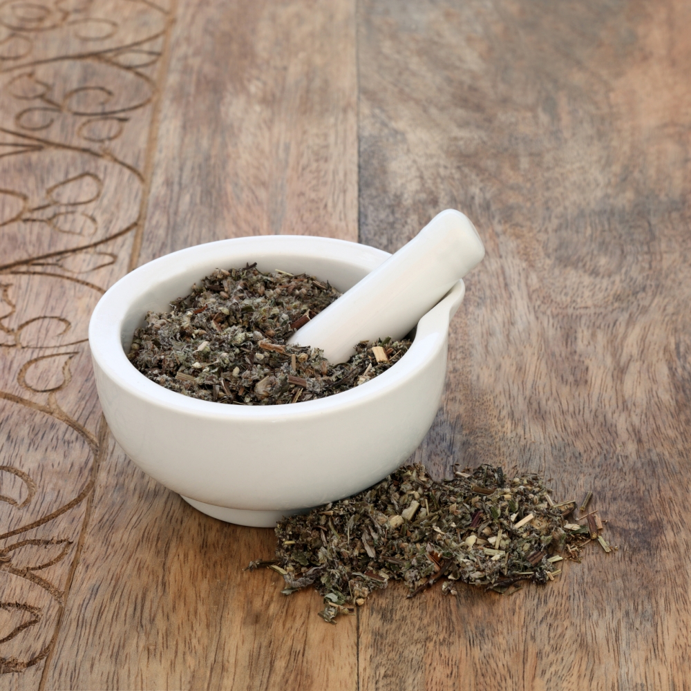 艾草是一種很常見的中藥，它有抗菌、溫經、去濕、散寒、止血、消炎的功效。