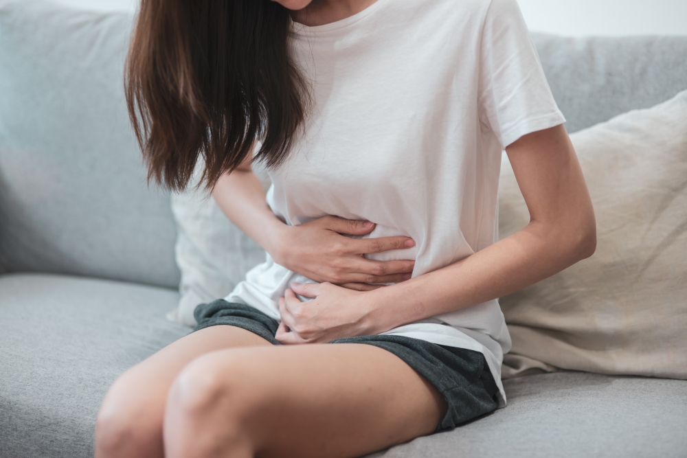 早上喝暖水可以溫經散寒，改善經痛問題。