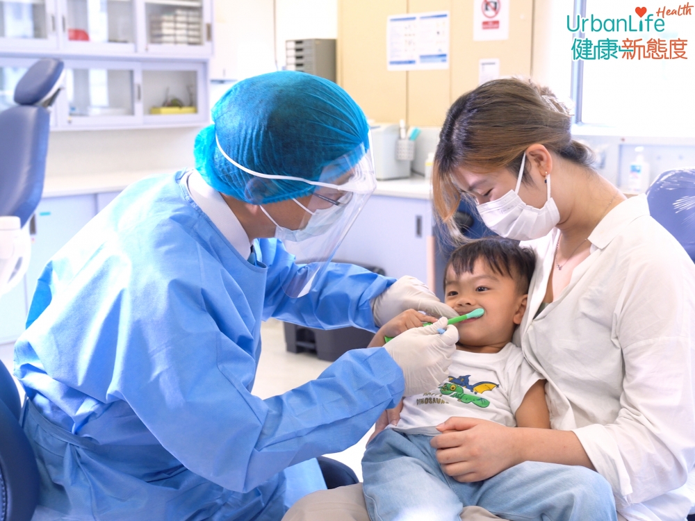 建議小朋友出牙時,就應開始去見牙醫。牙科醫生會就小朋友的情況,提供適當防止蛀牙的治療。而牙醫亦會教導父母,如何為小朋友清潔牙齒。