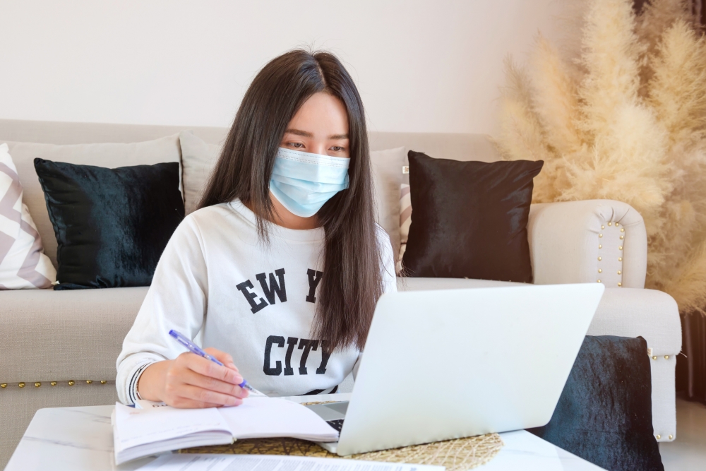 在成人手足口病症狀發病期間,建議還是先不要上班或上課,並避開所有群體活動,且勤洗手,保持個人清潔衛生。