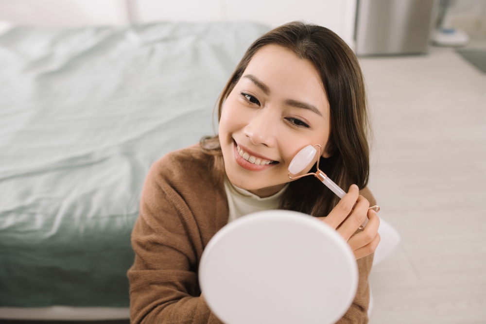 我們人體有可幫助舒緩牙肉腫痛穴位,若在家無法出門看牙醫,不妨試試按壓下關穴、頰車穴,以及合谷穴。