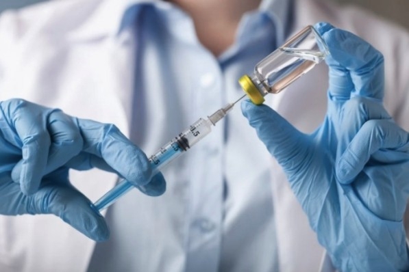 注射疫苗副作用方面,60%會針口痛,34%人有頭痛,0.2%人有發燒。