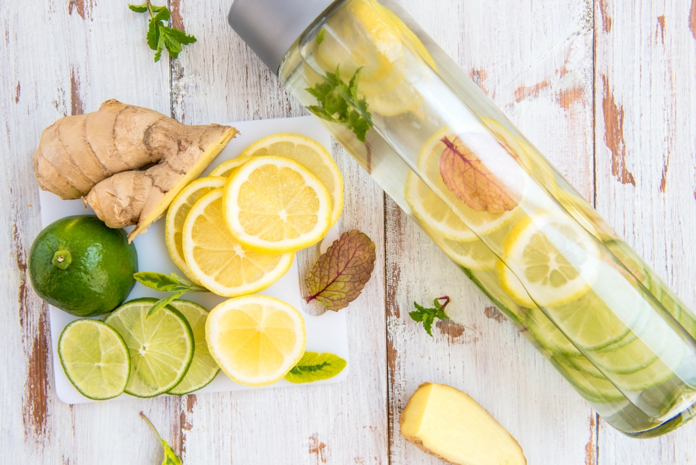 近年國外流行用不同水果自製Detox Water,有指飲用後有助減肥排毒、攝取豐富維他命,究竟是否屬實?