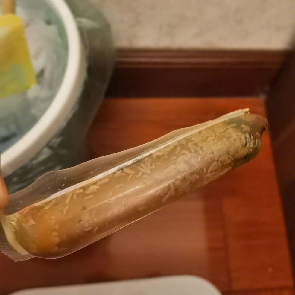 近日一名內地網民從網上購買雞肉腸,貨品到達後卻發現雞肉腸包裝內有過百條蛆蟲,而且肉質發黑。