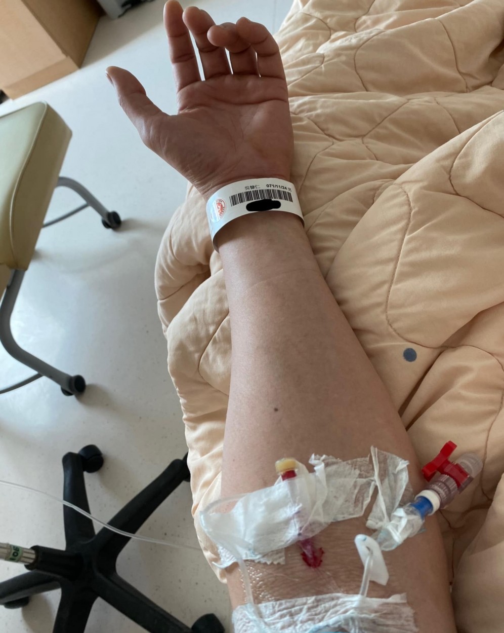 台灣男星吳慷仁近日患上急性扁桃腺發炎,連日發燒、吞嚥困難、無力。