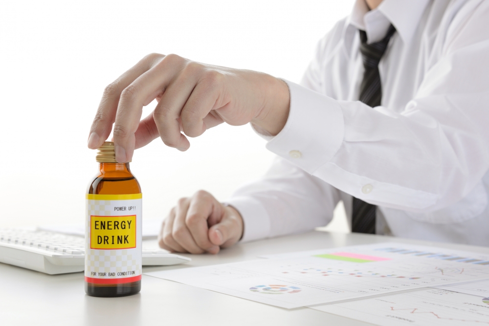除了咖啡外,不少人也會選擇能量飲料來提神!