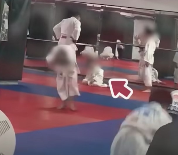 黃姓男童一直趴在地上無法起來,最後男童抽蓄,臉色、嘴唇發白、眼睛翻白即時送院。