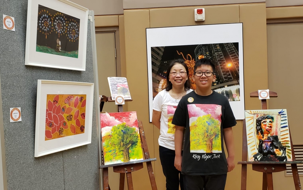 16歲的自閉症少年Jack,在媽媽李太悉心栽培下,令繪畫天份得以發揮。