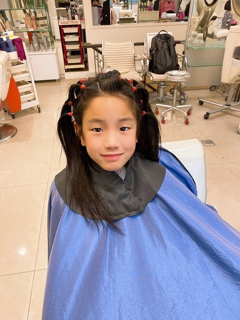 台灣一名小學男生希望幫助癌症病人，為捐髮決心留長頭髮兩年。