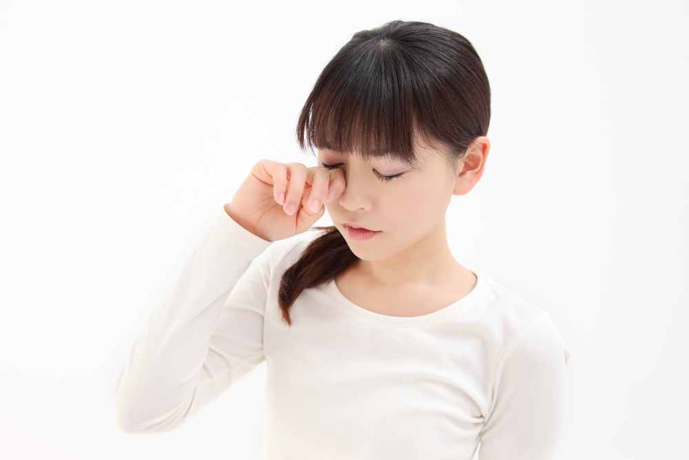 眼睛表面原本結膜,會因為紫外線的照射而引起發炎、水腫、分泌物多等症狀。