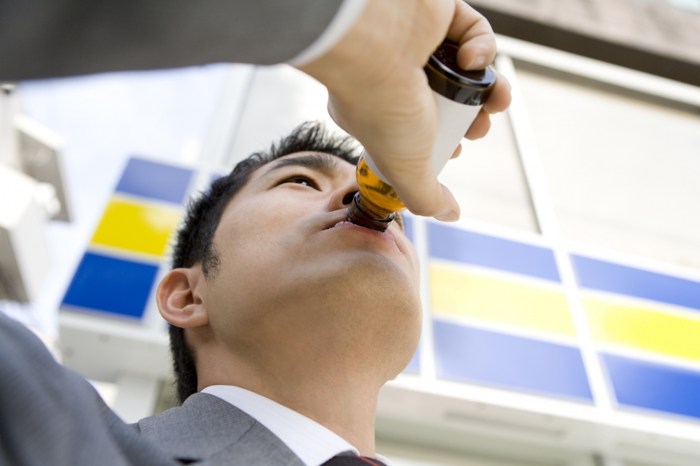 一罐能量飲品的咖啡因含量與一杯咖啡相若,咖啡因攝取過多恐致不適。