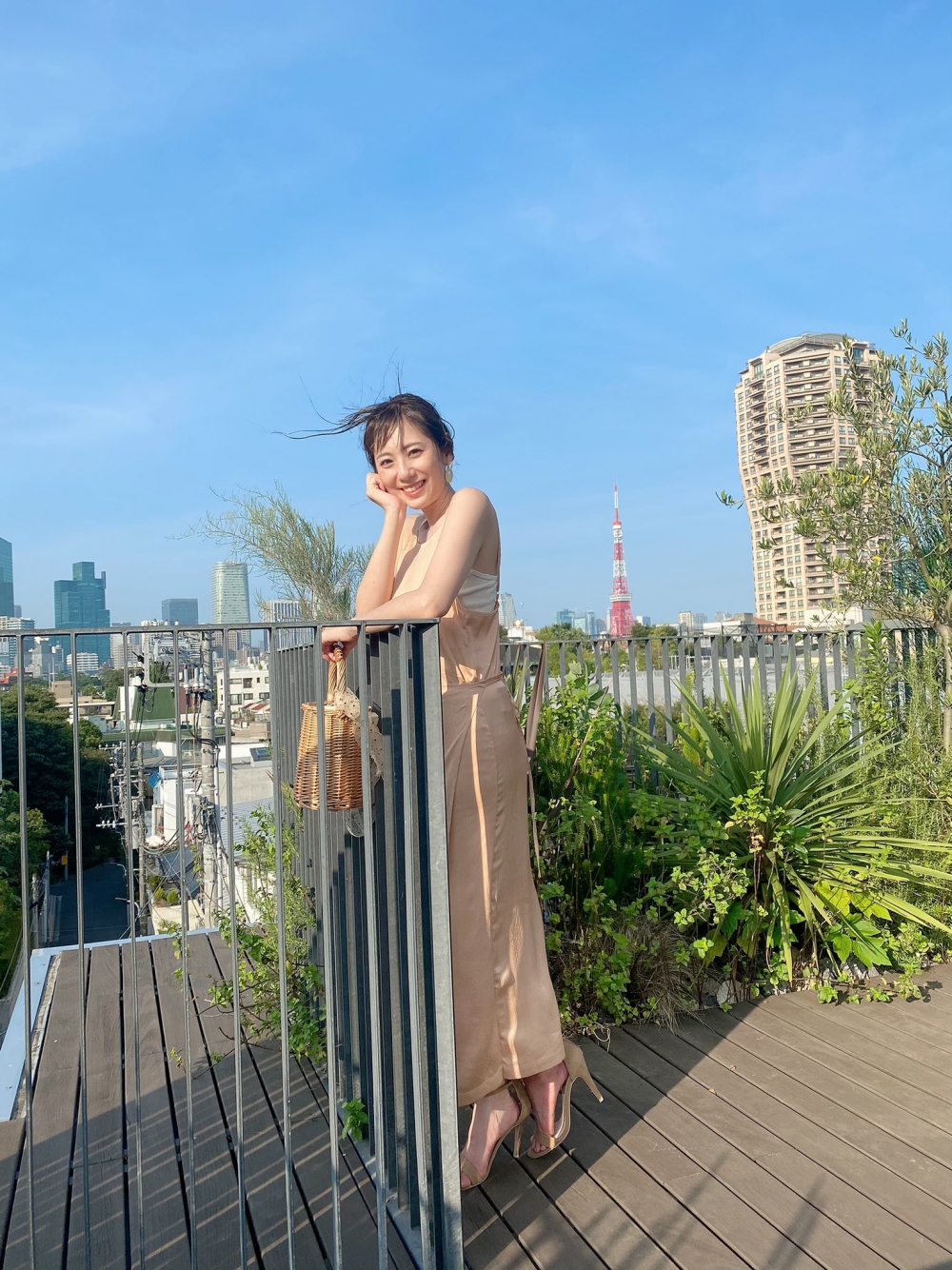 前日本AV女優麻美由真擁有甜美的外表,亦曾經是「惠比壽麝香葡萄」(由AV女優和寫真偶像組成的偶像組合)的第一期畢業生。