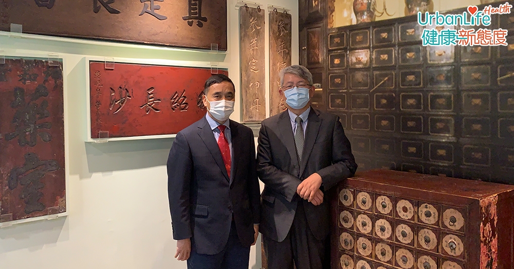 浸大中醫藥學院臨床部主任卞兆祥教授(右)指,部分康復者出院後仍會出現消化、呼吸、神經系統問題,而接受中藥治療後情況有所改善。