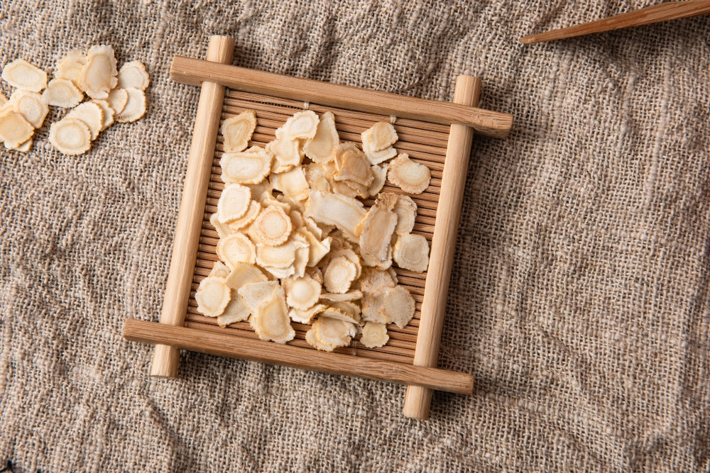 可用西洋參飲片泡水代茶飲。