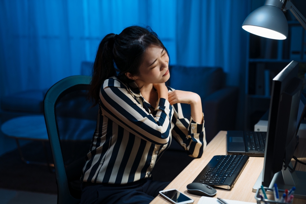 焦慮症或不只呈現負面情緒的反應,也可能引發生理反應,如肌肉緊繃或酸痛。