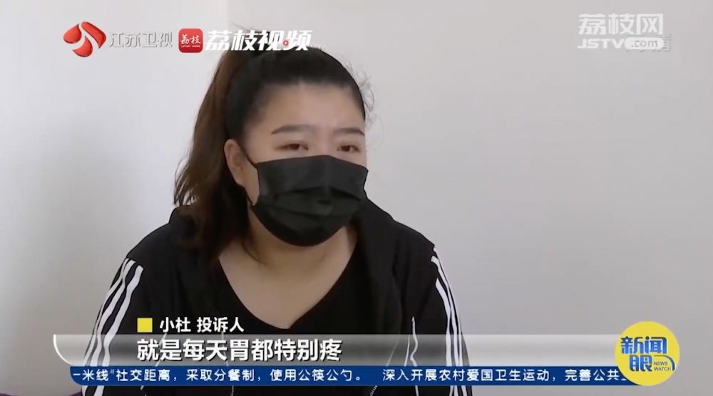 江蘇蘇州市一名女子日前到連鎖快餐店肯德基用餐,快餐店店員竟把一杯消毒水當成飲用水給女子飲用,她誤飲後喉嚨及胃部嚴重不適。