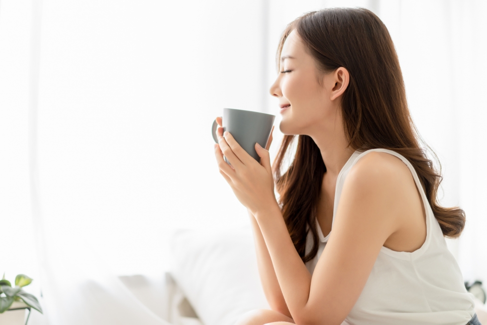 當我們喝充足的水,在經過腸道再吸收後,身體仍有足夠的水分,就不會脫水造成便秘了。