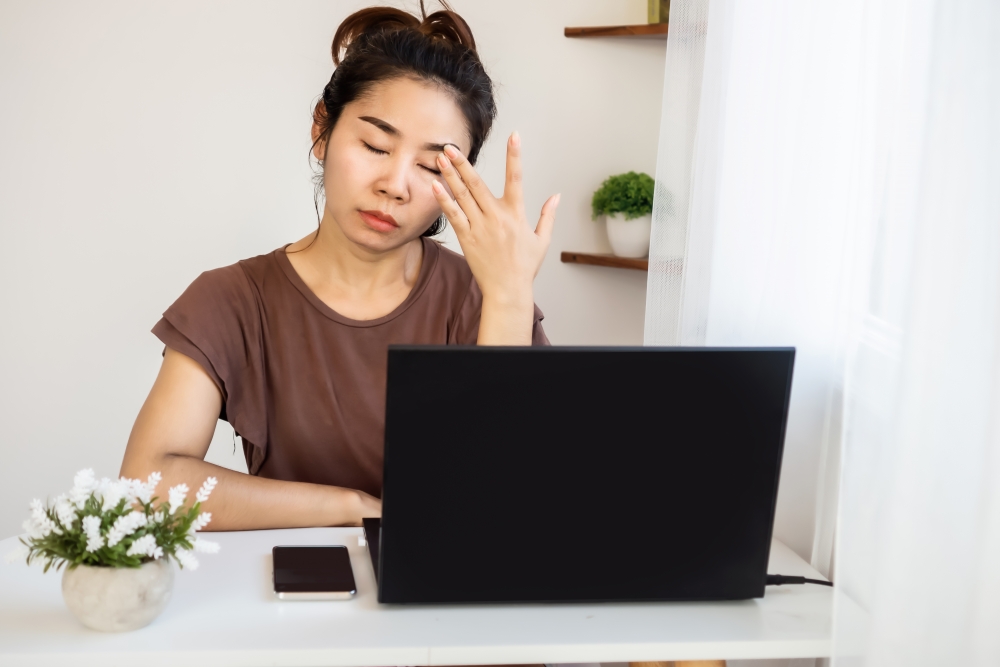 眼乾、眼澀、常常流眼淚都是乾眼症症狀之一。年紀老化、用電腦眨眼次數減少都會大大增加患病機會。