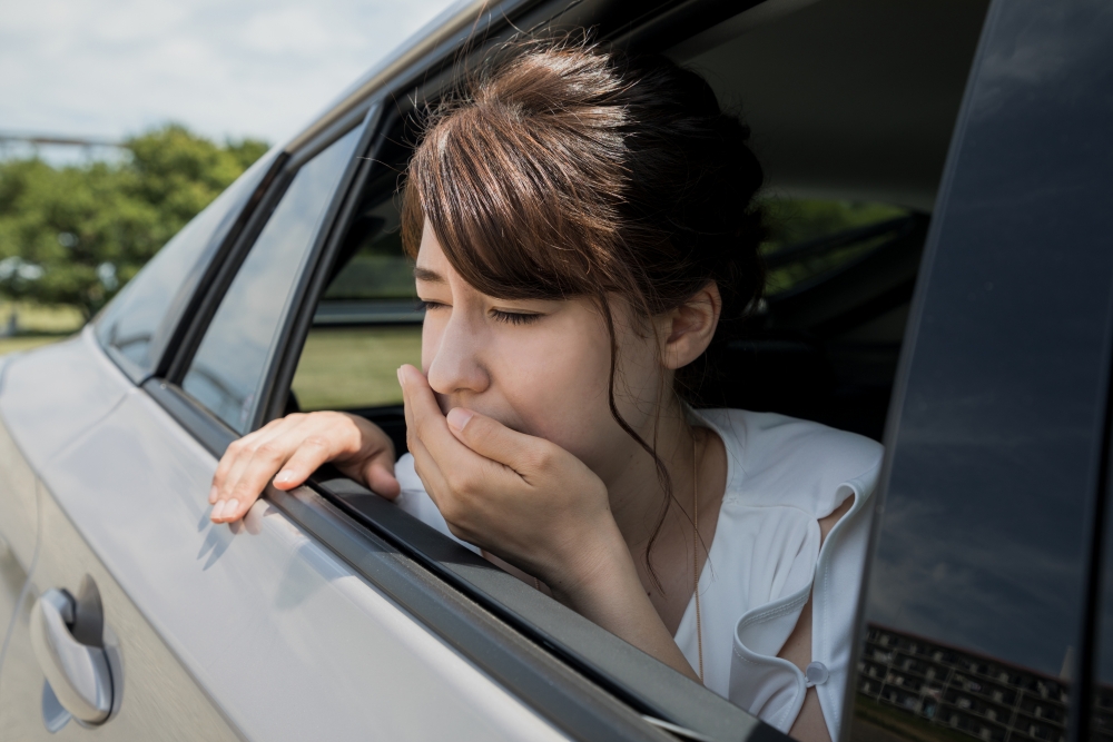 坐車、搭船或搭飛機時出現暈車現象,醫學上稱為動暈症。