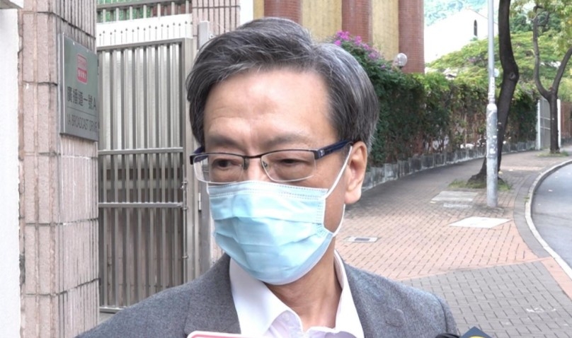 呼吸系統專科醫生梁子超今早(28日)表示,港府讓食肆選擇放寬營業限制措施,防疫功效值得商榷,形容是在本港疫情容許下,政府試圖吸引市民接種疫苗的做法。