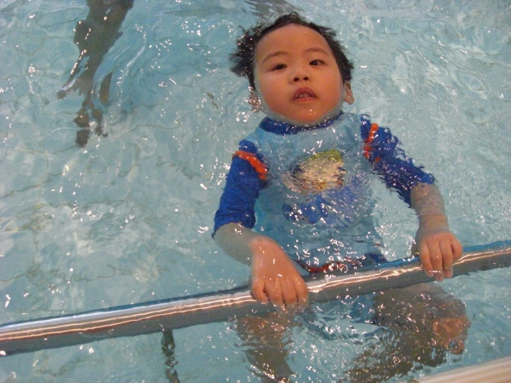 母親李太並無灰心,積極為兒子尋求治療、發掘才能。