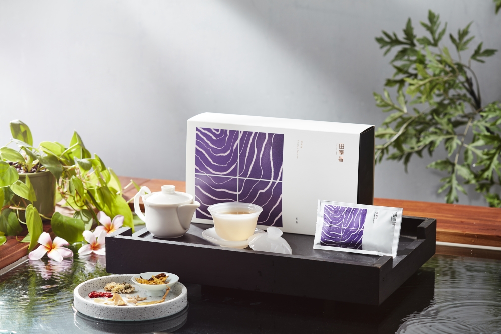 熱底人士飲滴雞精推薦田原香石斛滴雞精,補水解燥。