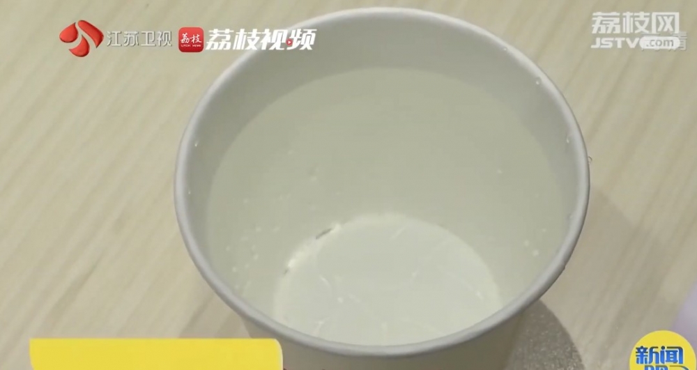 女子起初向店員要求索取冰水,未料喝下幾口後覺得滿嘴都是消毒水味道。