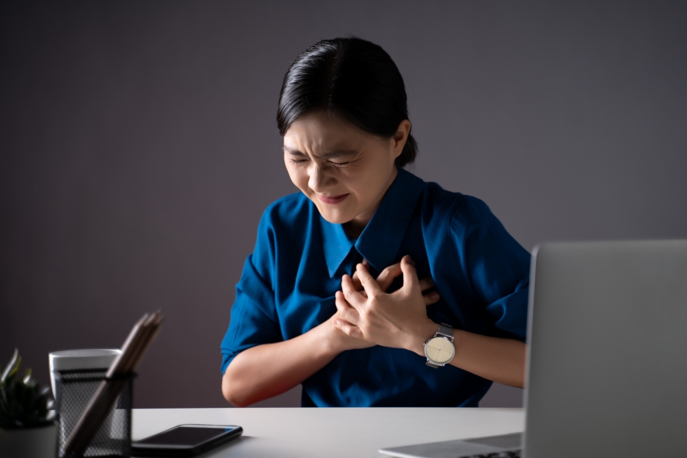 除了心理上的症狀,焦慮症也可能引發身體症狀,像是胸部疼痛,或有壓迫、緊張感等。