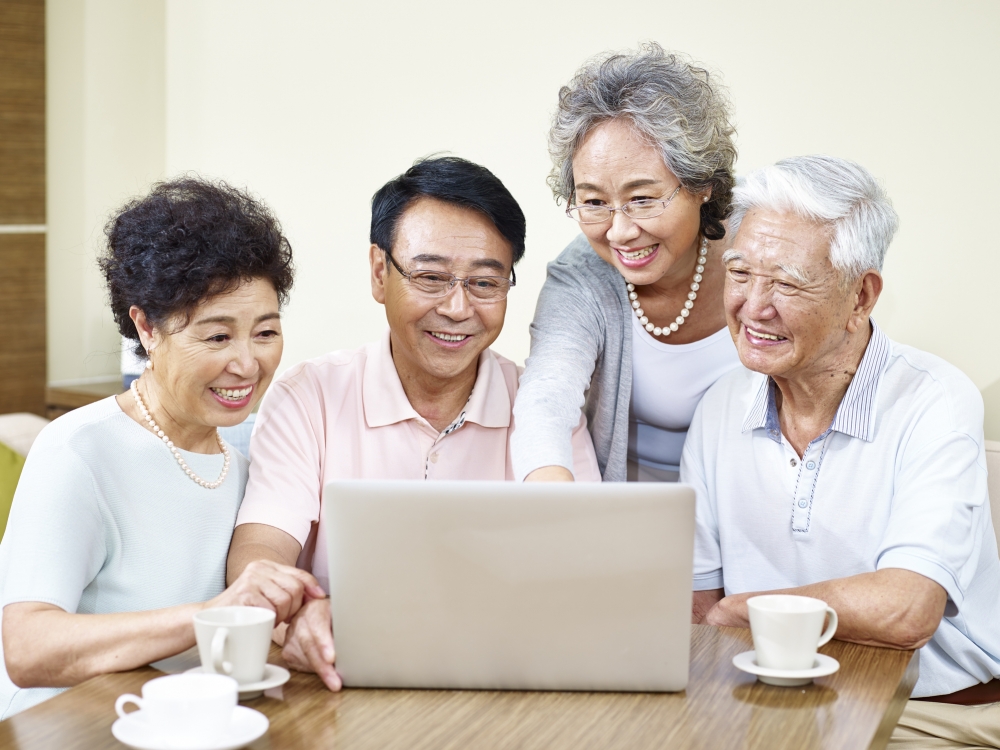 認知障礙症病患也可使用像香港賽馬會社區資助計劃的網站,其有為病患和照顧者提供多元化互動式網上訓練教材。