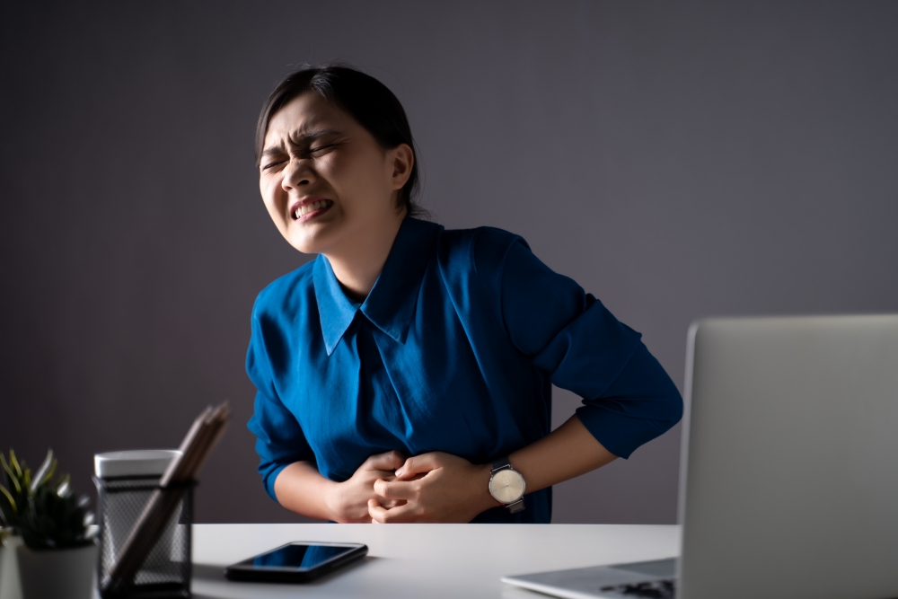 現代人生活節奏快,情緒緊張和壓力大,為中醫所論「肝氣鬱結」,可引起腹痛及便秘,若肝氣過盛,則會抑制脾胃消化,引致腹瀉。