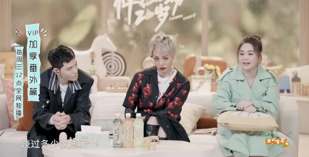 跟同場的女星比,阿嬌的暴肥狀態變得更明顯,令許多網友都擔心她健康狀況。
