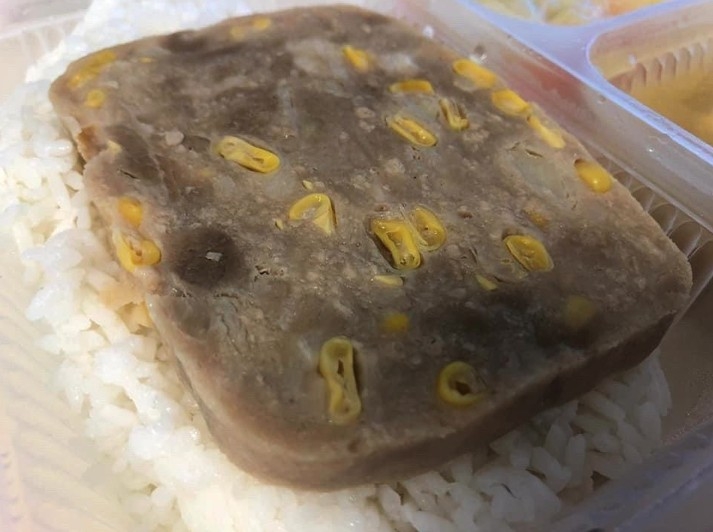 竹篙灣隔離營驚現「粟米肉磚飯」劣食。