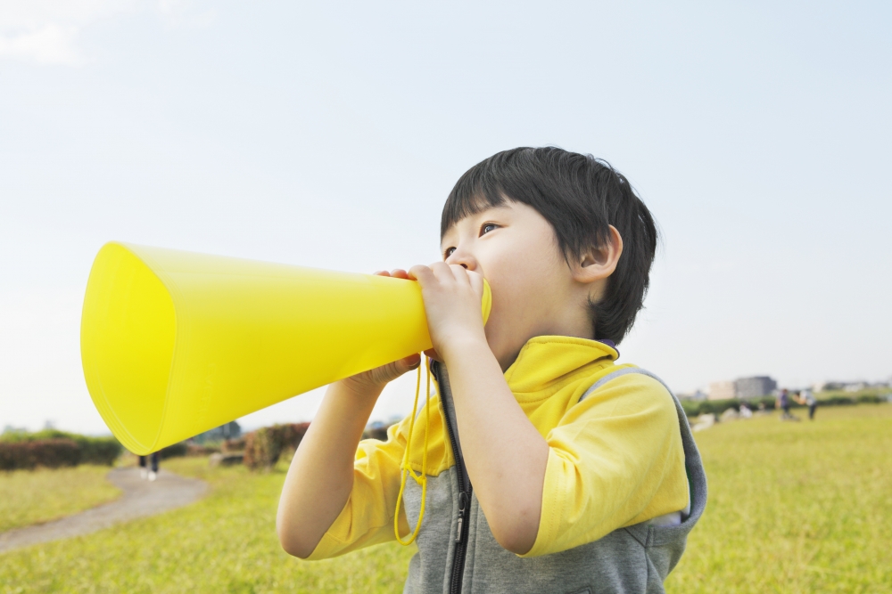 大聲叫喊、大聲哭泣、長時間說話、說話速度過急、大力咳嗽、刻意把音調提高或壓低等，均屬用聲不當，會令聲線受到傷害。