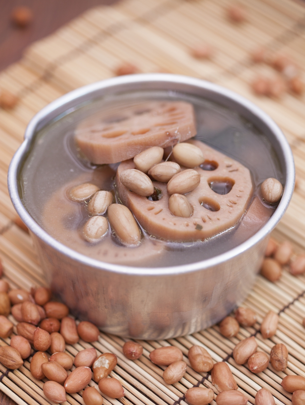 花生蓮藕湯有消炎化淤、清熱解燥功效。