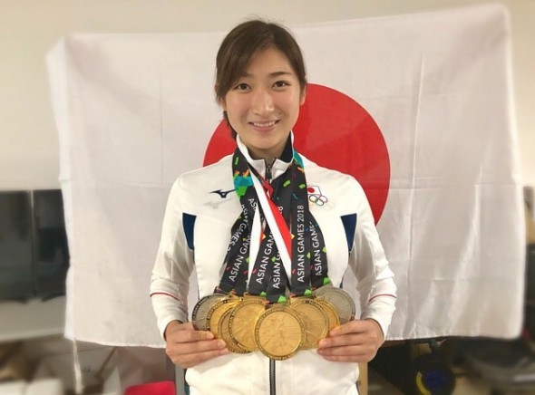 池江被譽為「天才泳手」,於2018年的印尼雅加達亞運中表現出色,憑一人之力奪得6面金牌,當年年僅18歲的她被視為日本泳界的明日之星。