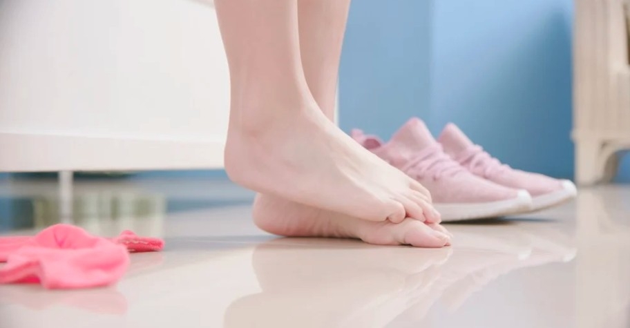 夏天又熱又濕,容易引發香港腳。面對瘙癢難耐的足癬,坊間有不少迷思。究竟是真是假?