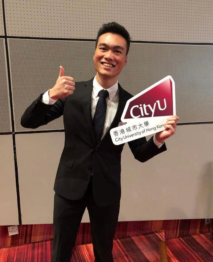 梁瑜晞個子高大,熱愛運動,是香港城市大學龍舟代表隊的成員,除了運動外,他更喜歡科學研究。