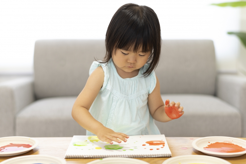 在7款手指畫顏料樣本中，「Crayola」的藍色顏料檢出量最高（1,200ppm），超出即將更新的標準上限（560ppm）。