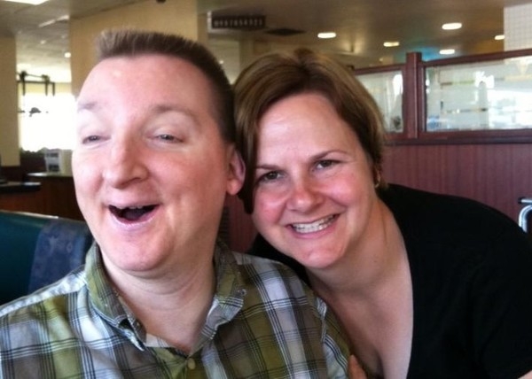 每周陪伴Doug送花的妹妹Blythe Deines(右)指,哥哥個性樂天,他的善舉亦獲得許多島民支持。